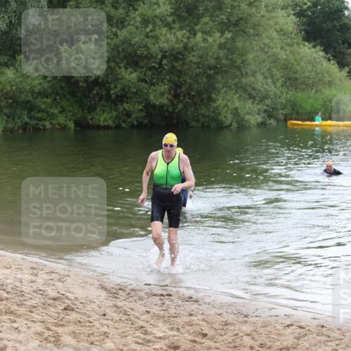 21.06.2026 - 29. Vierlanden-Triathlon Andreas Tolksdorf http://msf.ph/oto/9850327 21.06.2026 10:12:30 Schwimmen 401, 423 meine-sportfotos.de