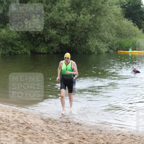 21.06.2026 - 29. Vierlanden-Triathlon Andreas Tolksdorf http://msf.ph/oto/9850330 21.06.2026 10:12:31 Schwimmen 401, 423 meine-sportfotos.de
