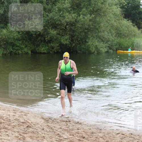21.06.2026 - 29. Vierlanden-Triathlon Andreas Tolksdorf http://msf.ph/oto/9850333 21.06.2026 10:12:31 Schwimmen 401, 423 meine-sportfotos.de