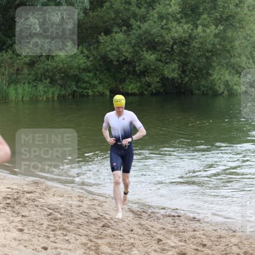 21.06.2026 - 29. Vierlanden-Triathlon Andreas Tolksdorf http://msf.ph/oto/9850346 21.06.2026 10:12:35 Schwimmen 401, 423 meine-sportfotos.de