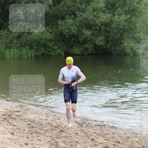 21.06.2026 - 29. Vierlanden-Triathlon Andreas Tolksdorf http://msf.ph/oto/9850349 21.06.2026 10:12:35 Schwimmen 401, 423 meine-sportfotos.de