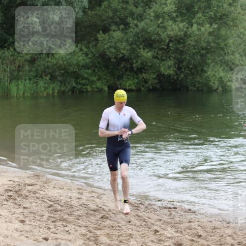 21.06.2026 - 29. Vierlanden-Triathlon Andreas Tolksdorf http://msf.ph/oto/9850356 21.06.2026 10:12:35 Schwimmen 401, 423 meine-sportfotos.de