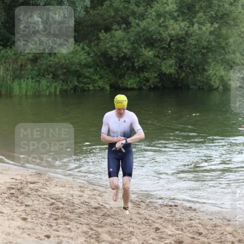21.06.2026 - 29. Vierlanden-Triathlon Andreas Tolksdorf http://msf.ph/oto/9850367 21.06.2026 10:12:36 Schwimmen 401, 423 meine-sportfotos.de