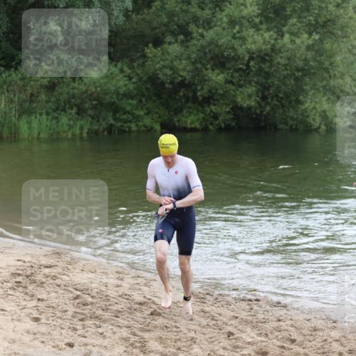 21.06.2026 - 29. Vierlanden-Triathlon Andreas Tolksdorf http://msf.ph/oto/9850371 21.06.2026 10:12:36 Schwimmen 401, 423 meine-sportfotos.de