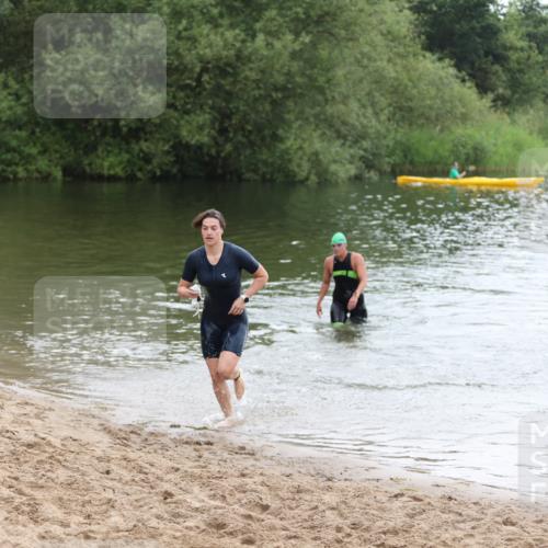 21.06.2026 - 29. Vierlanden-Triathlon Andreas Tolksdorf http://msf.ph/oto/9850409 21.06.2026 10:12:58 Schwimmen 396, 542, 549 meine-sportfotos.de