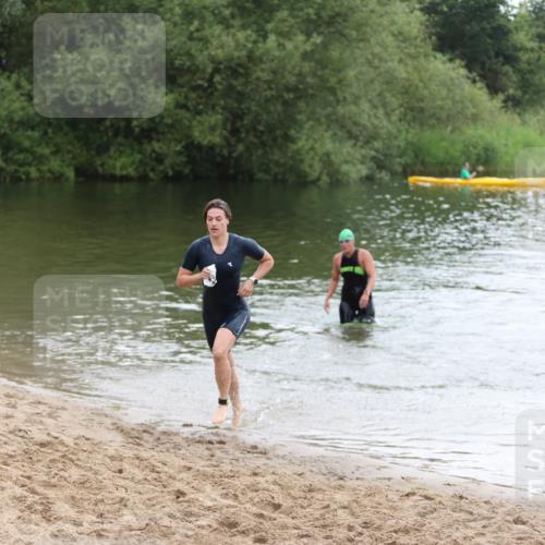 21.06.2026 - 29. Vierlanden-Triathlon Andreas Tolksdorf http://msf.ph/oto/9850413 21.06.2026 10:12:58 Schwimmen 396, 542, 549 meine-sportfotos.de