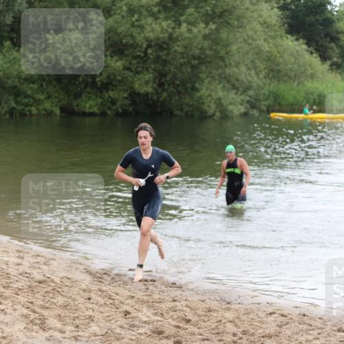 21.06.2026 - 29. Vierlanden-Triathlon Andreas Tolksdorf http://msf.ph/oto/9850416 21.06.2026 10:12:59 Schwimmen 542, 549 meine-sportfotos.de