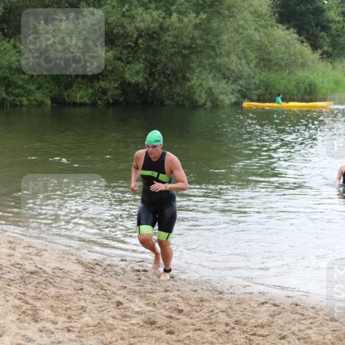 21.06.2026 - 29. Vierlanden-Triathlon Andreas Tolksdorf http://msf.ph/oto/9850455 21.06.2026 10:13:06 Schwimmen 549, 620 meine-sportfotos.de