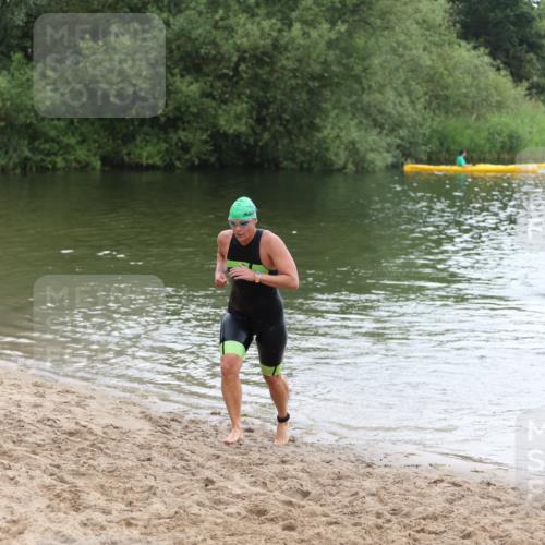 21.06.2026 - 29. Vierlanden-Triathlon Andreas Tolksdorf http://msf.ph/oto/9850461 21.06.2026 10:13:06 Schwimmen 549, 620 meine-sportfotos.de