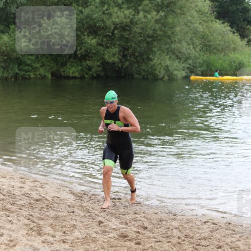 21.06.2026 - 29. Vierlanden-Triathlon Andreas Tolksdorf http://msf.ph/oto/9850465 21.06.2026 10:13:06 Schwimmen 549, 620 meine-sportfotos.de