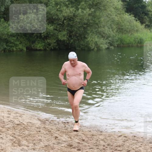21.06.2026 - 29. Vierlanden-Triathlon Andreas Tolksdorf http://msf.ph/oto/9850525 21.06.2026 10:13:37 Schwimmen 415 meine-sportfotos.de