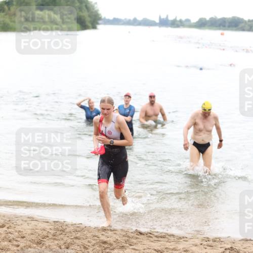 21.06.2026 - 29. Vierlanden-Triathlon Andreas Tolksdorf http://msf.ph/oto/9850621 21.06.2026 10:15:12 Schwimmen 526, 564, 584, 614, 621 meine-sportfotos.de