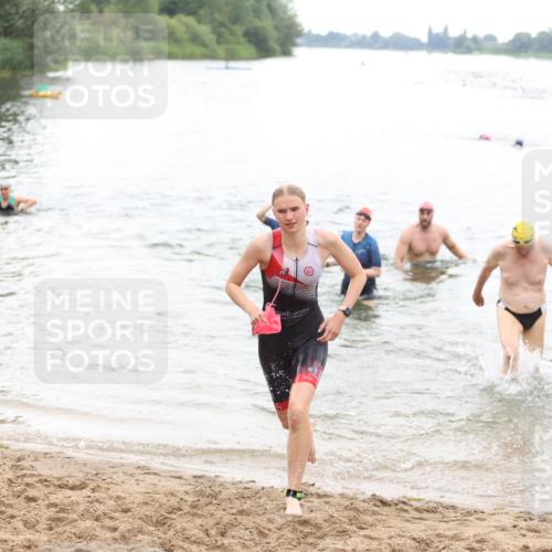 21.06.2026 - 29. Vierlanden-Triathlon Andreas Tolksdorf http://msf.ph/oto/9850633 21.06.2026 10:15:12 Schwimmen 526, 564, 584, 614, 621 meine-sportfotos.de