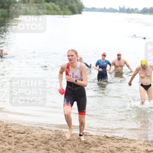 21.06.2026 - 29. Vierlanden-Triathlon Andreas Tolksdorf http://msf.ph/oto/9850641 21.06.2026 10:15:12 Schwimmen 526, 564, 584, 614, 621 meine-sportfotos.de