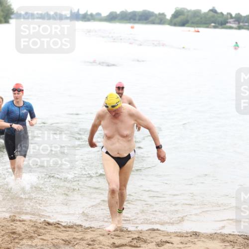 21.06.2026 - 29. Vierlanden-Triathlon Andreas Tolksdorf http://msf.ph/oto/9850661 21.06.2026 10:15:16 Schwimmen 496, 564, 584, 614, 621 meine-sportfotos.de