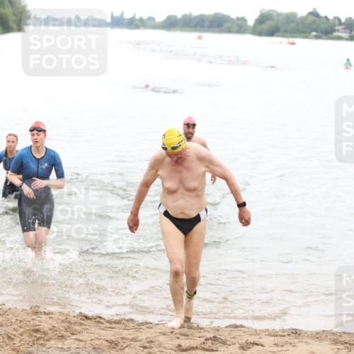 21.06.2026 - 29. Vierlanden-Triathlon Andreas Tolksdorf http://msf.ph/oto/9850663 21.06.2026 10:15:16 Schwimmen 496, 564, 584, 614, 621 meine-sportfotos.de