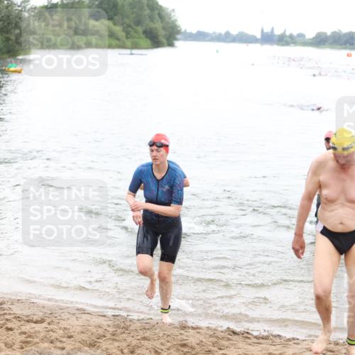 21.06.2026 - 29. Vierlanden-Triathlon Andreas Tolksdorf http://msf.ph/oto/9850666 21.06.2026 10:15:16 Schwimmen 496, 564, 584, 614, 621 meine-sportfotos.de