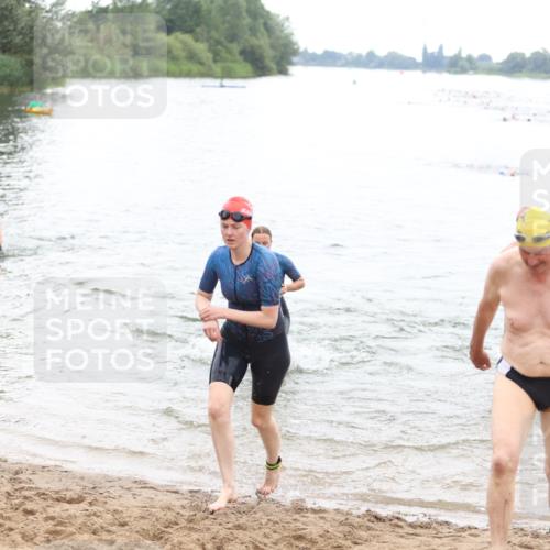 21.06.2026 - 29. Vierlanden-Triathlon Andreas Tolksdorf http://msf.ph/oto/9850671 21.06.2026 10:15:17 Schwimmen 496, 564, 584, 614, 621 meine-sportfotos.de