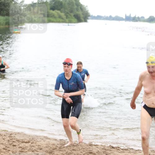 21.06.2026 - 29. Vierlanden-Triathlon Andreas Tolksdorf http://msf.ph/oto/9850676 21.06.2026 10:15:17 Schwimmen 496, 564, 584, 614, 621 meine-sportfotos.de