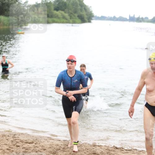 21.06.2026 - 29. Vierlanden-Triathlon Andreas Tolksdorf http://msf.ph/oto/9850678 21.06.2026 10:15:17 Schwimmen 496, 564, 584, 614, 621 meine-sportfotos.de