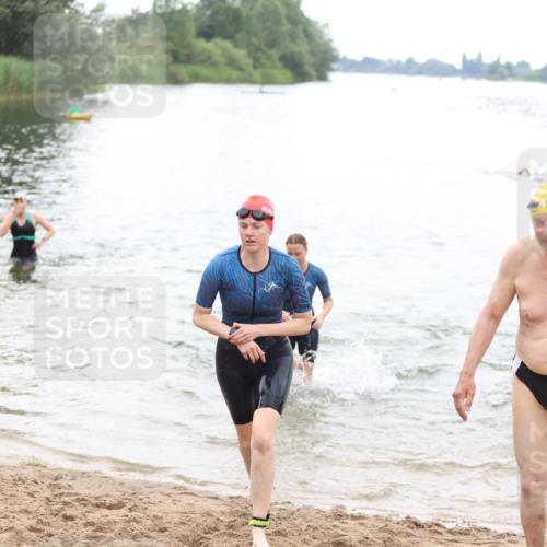 21.06.2026 - 29. Vierlanden-Triathlon Andreas Tolksdorf http://msf.ph/oto/9850680 21.06.2026 10:15:17 Schwimmen 496, 564, 584, 614, 621 meine-sportfotos.de