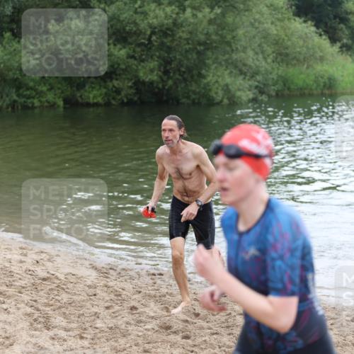 21.06.2026 - 29. Vierlanden-Triathlon Andreas Tolksdorf http://msf.ph/oto/9850695 21.06.2026 10:15:18 Schwimmen 496, 564, 584, 614, 621 meine-sportfotos.de