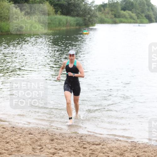 21.06.2026 - 29. Vierlanden-Triathlon Andreas Tolksdorf http://msf.ph/oto/9850707 21.06.2026 10:15:23 Schwimmen 496, 584, 614, 621 meine-sportfotos.de