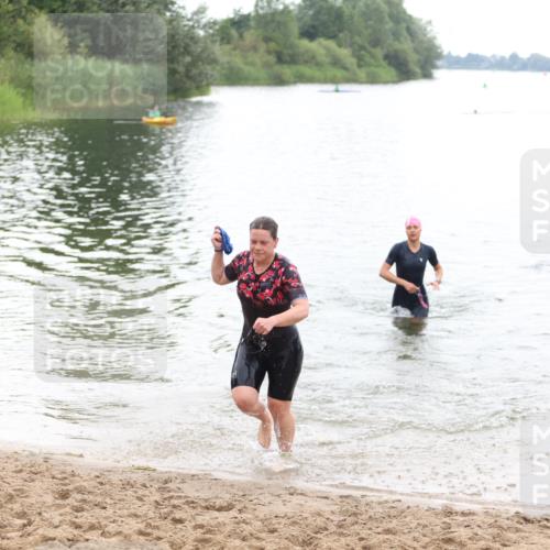 21.06.2026 - 29. Vierlanden-Triathlon Andreas Tolksdorf http://msf.ph/oto/9850739 21.06.2026 10:15:50 Schwimmen 552, 562 meine-sportfotos.de