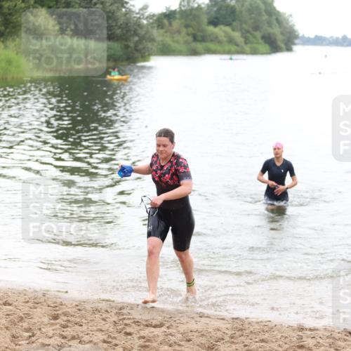 21.06.2026 - 29. Vierlanden-Triathlon Andreas Tolksdorf http://msf.ph/oto/9850744 21.06.2026 10:15:50 Schwimmen 552, 562 meine-sportfotos.de