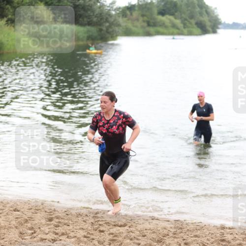 21.06.2026 - 29. Vierlanden-Triathlon Andreas Tolksdorf http://msf.ph/oto/9850754 21.06.2026 10:15:50 Schwimmen 552, 562 meine-sportfotos.de