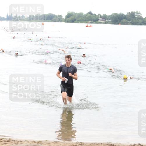 21.06.2026 - 29. Vierlanden-Triathlon Andreas Tolksdorf http://msf.ph/oto/9850827 21.06.2026 10:16:25 Schwimmen 383, 384, 441, 540 meine-sportfotos.de