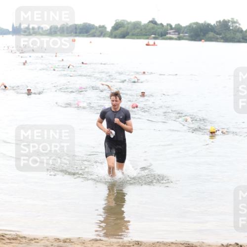 21.06.2026 - 29. Vierlanden-Triathlon Andreas Tolksdorf http://msf.ph/oto/9850830 21.06.2026 10:16:25 Schwimmen 383, 384, 441, 540 meine-sportfotos.de