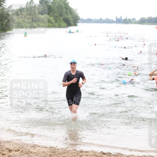 21.06.2026 - 29. Vierlanden-Triathlon Andreas Tolksdorf http://msf.ph/oto/9851149 21.06.2026 10:17:05 Schwimmen 386, 480, 488, 515, 521, 533, 591, 625 meine-sportfotos.de