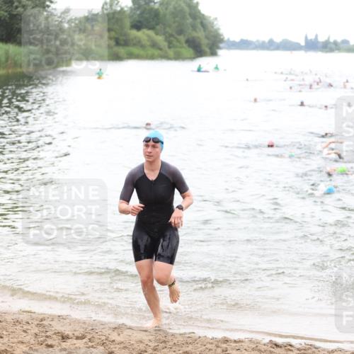 21.06.2026 - 29. Vierlanden-Triathlon Andreas Tolksdorf http://msf.ph/oto/9851167 21.06.2026 10:17:07 Schwimmen 386, 480, 488, 521, 533, 591, 602, 625 meine-sportfotos.de