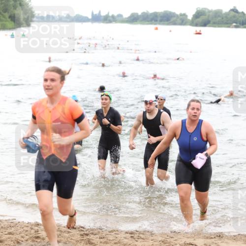 21.06.2026 - 29. Vierlanden-Triathlon Andreas Tolksdorf http://msf.ph/oto/9851256 21.06.2026 10:17:13 Schwimmen 386, 488, 521, 530, 533, 574, 585, 591, 599, 602, 625 meine-sportfotos.de