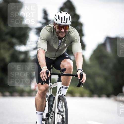 21.06.2026 - 29. Vierlanden-Triathlon H.Heesch http://msf.ph/oto/9851447 21.06.2026 12:02:44 Radfahren 760, 772, 806, 846, 869, 870, 881, 892 meine-sportfotos.de