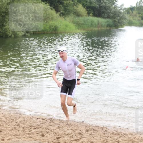 21.06.2026 - 29. Vierlanden-Triathlon Andreas Tolksdorf http://msf.ph/oto/9852355 21.06.2026 10:20:06 Schwimmen 304, 366, 484, 572 meine-sportfotos.de
