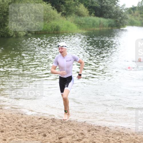 21.06.2026 - 29. Vierlanden-Triathlon Andreas Tolksdorf http://msf.ph/oto/9852356 21.06.2026 10:20:06 Schwimmen 304, 366, 484, 572 meine-sportfotos.de