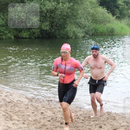21.06.2026 - 29. Vierlanden-Triathlon Andreas Tolksdorf http://msf.ph/oto/9852387 21.06.2026 10:20:21 Schwimmen 366, 489, 559, 616, 619 meine-sportfotos.de