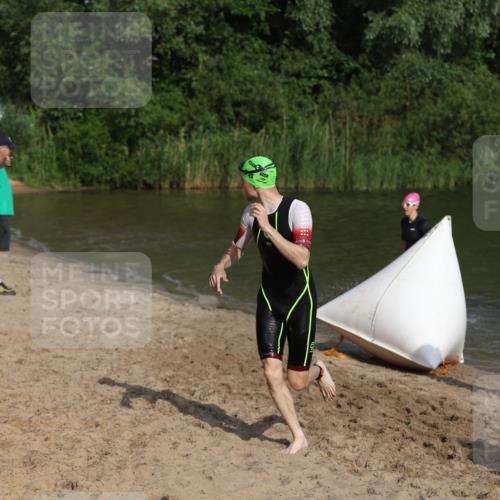 21.06.2026 - 29. Vierlanden-Triathlon Andreas Tolksdorf http://msf.ph/oto/9853242 21.06.2026 08:38:49 Schwimmen 60, 61, 82 meine-sportfotos.de