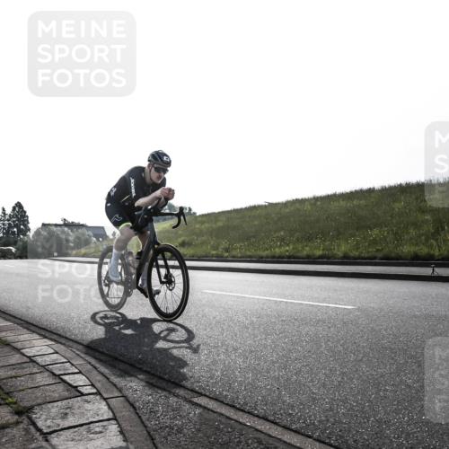 21.06.2026 - 29. Vierlanden-Triathlon H.Heesch http://msf.ph/oto/9854480 21.06.2026 08:58:06 Radfahren 40, 90 meine-sportfotos.de