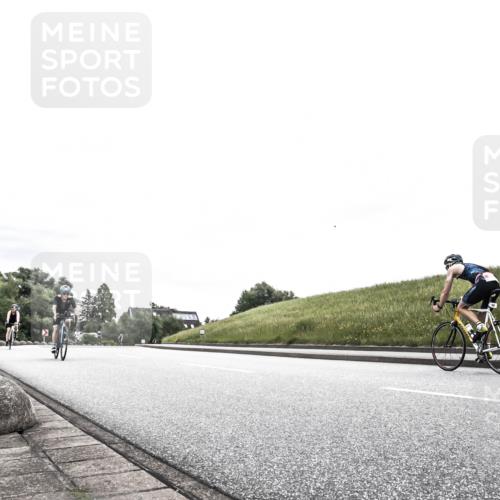 21.06.2026 - 29. Vierlanden-Triathlon H.Heesch http://msf.ph/oto/9854609 21.06.2026 10:30:06 Radfahren 2, 72, 274, 304, 497, 572 meine-sportfotos.de