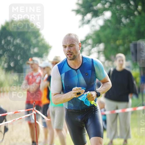 21.06.2026 - 29. Vierlanden-Triathlon LAZAROV Photography http://msf.ph/oto/9856966 21.06.2026 08:53:35 Schwimmen 70 meine-sportfotos.de