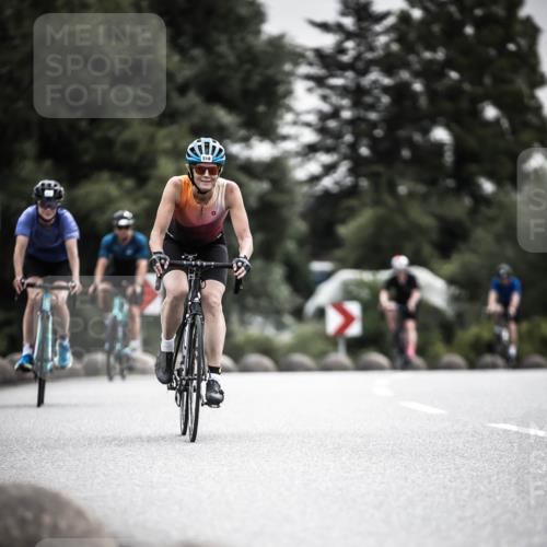 21.06.2026 - 29. Vierlanden-Triathlon H.Heesch http://msf.ph/oto/9857646 21.06.2026 10:29:48 Radfahren 22, 113, 518, 548, 557, 571 meine-sportfotos.de