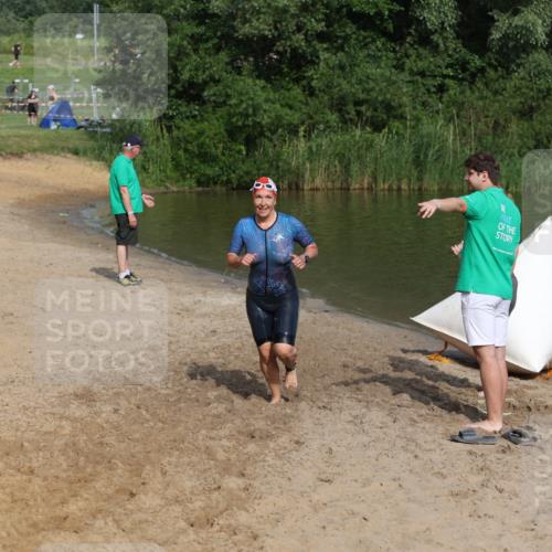 21.06.2026 - 29. Vierlanden-Triathlon Andreas Tolksdorf http://msf.ph/oto/9858622 21.06.2026 09:03:40 Schwimmen 288, 302 meine-sportfotos.de