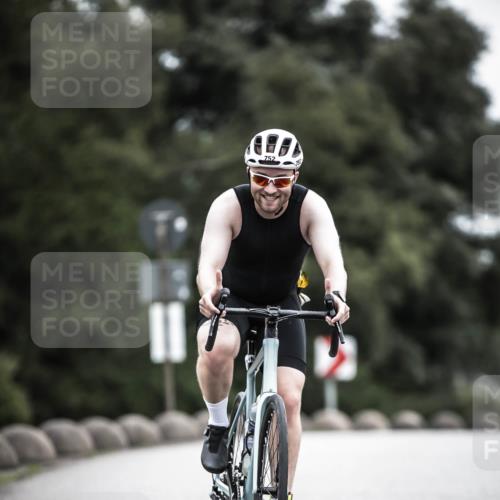21.06.2026 - 29. Vierlanden-Triathlon H.Heesch http://msf.ph/oto/9859808 21.06.2026 12:06:14 Radfahren 752, 829, 837, 913, 919, 956, 965 meine-sportfotos.de