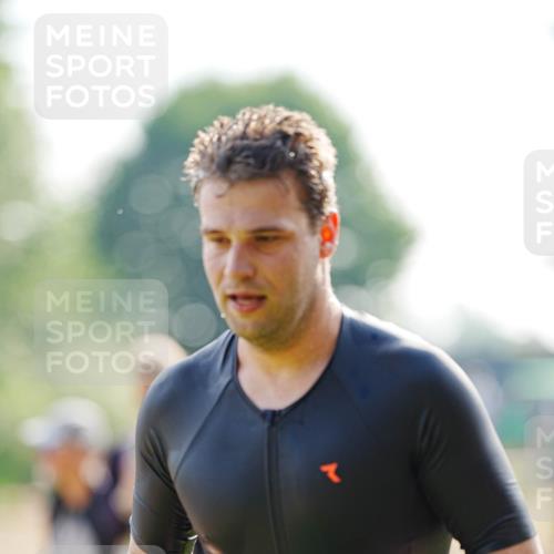 21.06.2026 - 29. Vierlanden-Triathlon LAZAROV Photography http://msf.ph/oto/9860404 21.06.2026 08:41:13 Schwimmen 99, 129, 132 meine-sportfotos.de