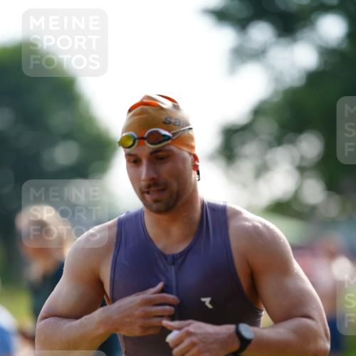 21.06.2026 - 29. Vierlanden-Triathlon LAZAROV Photography http://msf.ph/oto/9861118 21.06.2026 08:46:36 Schwimmen 35, 96, 159 meine-sportfotos.de