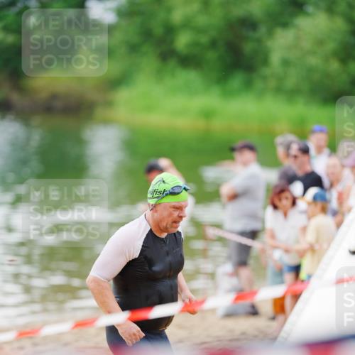 21.06.2026 - 29. Vierlanden-Triathlon LAZAROV Photography http://msf.ph/oto/9862911 21.06.2026 10:11:07 Schwimmen 411, 461 meine-sportfotos.de