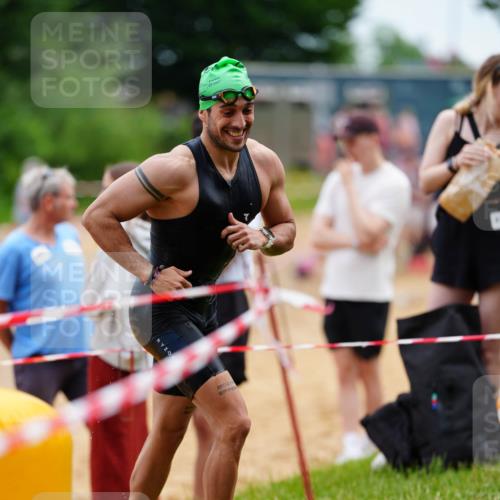 21.06.2026 - 29. Vierlanden-Triathlon LAZAROV Photography http://msf.ph/oto/9863593 21.06.2026 11:03:15 Schwimmen 695, 703, 713 meine-sportfotos.de